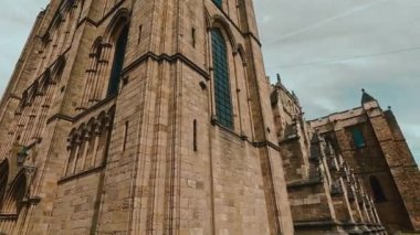 Ripon Katedrali 'nin dışından benzersiz bir mimari ile video