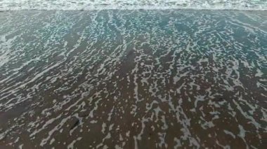Bu videoda sahile yakın dalgaları izleyebilirsiniz.