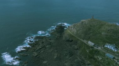 Cornwall 'daki deniz fenerindeki dalgaların hava görüntüsü.