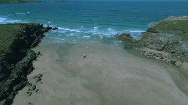 Bu videoda Cornwall 'daki plajı görebilirsiniz.