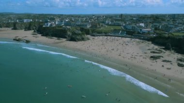 Bu videoda, sıcak ve güneşli bir günde Newquay 'daki Towan Plajı' nı izleyebilirsiniz.