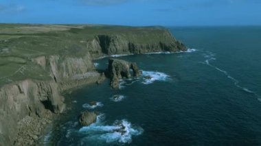 Bu videoda sıcak ve güneşli bir günde Cornwall 'daki sahili ve okyanusu görebilirsiniz.