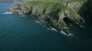 Bu videoda Little Fistral Sahili 'ndeki kayaları ve deniz dalgalarını görebilirsiniz.