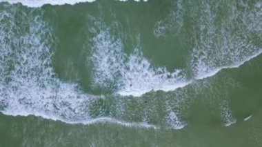 Bu videoda sahildeki dalgaları görebilirsiniz.