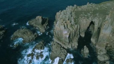 Dalgaların Cornwall sahilindeki kayalara çarptığı hava görüntüleri.