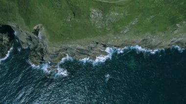 Cornwall 'daki deniz dalgalarının ve kıyıların videosu.