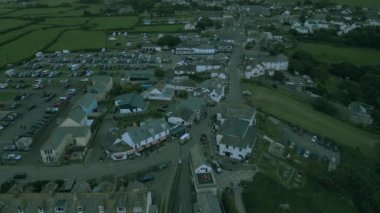 Bu videoda turistik Tintagel kasabasını görebilirsiniz.