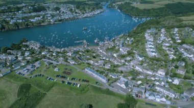 Bu videoda Cornwall 'daki küçük köyü görebilirsiniz, nehirde tekneleri olan.