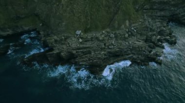 Bu videoda Newquay 'de kayalara çarpan deniz dalgalarını görebilirsiniz.