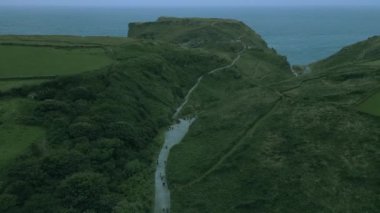 Bu videoda bulutlu bir günde Cornwall 'daki Tintagel sahilini görebilirsiniz.