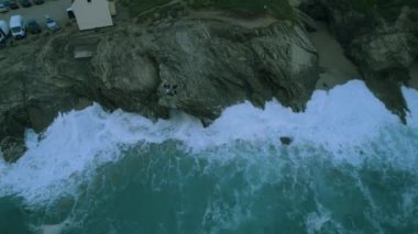 Büyük dalgalı bir kumsal manzarası.