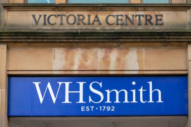 Victoria Center 'da bulunan WHSmith için vitrin levhası. Tabela 'WHSmith' adını mavi bir arkaplan üzerinde beyaz harflerle göstermektedir, altında 'EST 1792' vardır. Resmin üst kısmı 