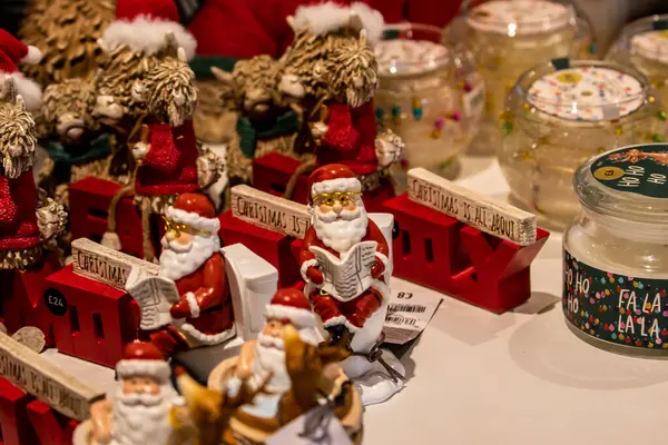 Noel Baba heykelciklerinin, kırmızı tren süslemelerinin ve dekoratif kavanozların yer aldığı şenlikli bir Noel gösterisi. Sahne rengarenk ve çeşitli Noel Baba figürleri okuyup işaret tutarken tatil ruhunu yakalıyor..