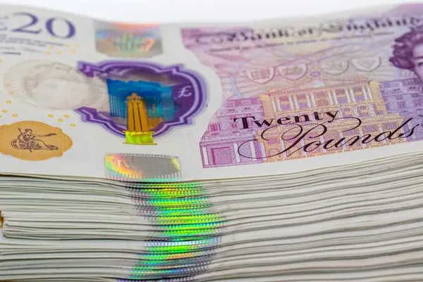 Holografik güvenlik şeridi ve para birimlerinin detaylarının yer aldığı İngiltere Bankası 'ndan gelen 20 pound' luk banknotların yakın plan görüntüsü..