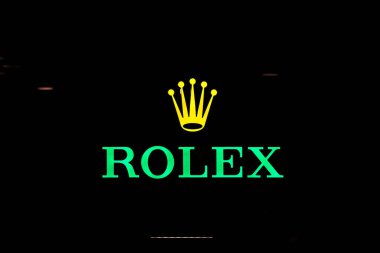 Yeşil metinde sarı bir taç logosu ve 