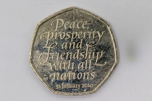 Üzerinde bir yazı bulunan 2020 İngiliz 50 peni madeni parasına yakın plan: 