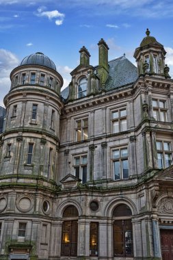 Çoklu kuleleri, kemerli pencereleri ve kubbesi olan yıpranmış, gri bir taş bina. Mimari, klasik özellikler sergileyerek süslenmiştir. Bina Birmingham, İngiltere 'de yaş ve yosun artışı belirtileri gösteriyor..