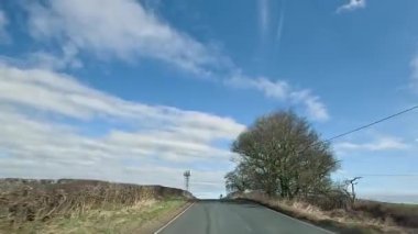 Araba yolda gidiyor.