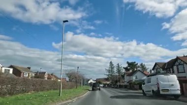 Güneşli bir günde içinden araba geçen bir yol manzarası