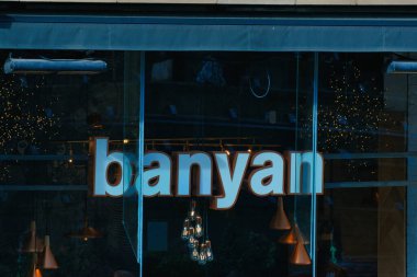 Cam pencereli, iç aydınlatmalı ve dekoratif ışıklandırmalı 