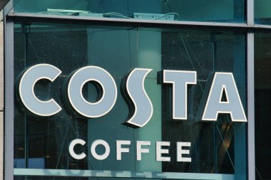 Camdaki Costa Kahve tabelasının dış görüntüsü. İşaret Manchester, İngiltere 'de yakıldı..