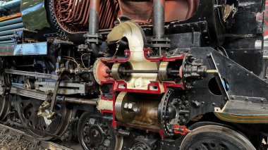 Buhar makinesinin lokomotifinin görüntüsü. Mekanik bileşenlere ve dahili çalışmalara odaklan. York Ulusal Demiryolu Müzesi 'nde çoğunlukla siyah ve pirinç aksanlı..