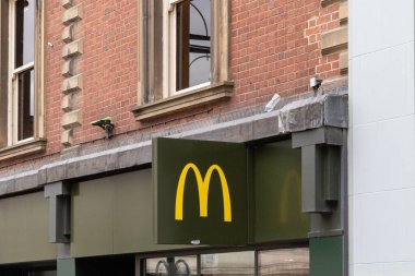 McDonald 's tabelasının dış görüntüsü. İngiltere 'de Leeds tabelasının üstündeki çıkıntıda bir plastik şişe duruyor..