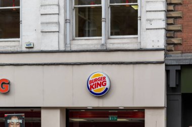 Marka logosu ve binanın mimari detaylarının yer aldığı bir Burger King restoranının dış görüntüsü Leeds, İngiltere 'de..