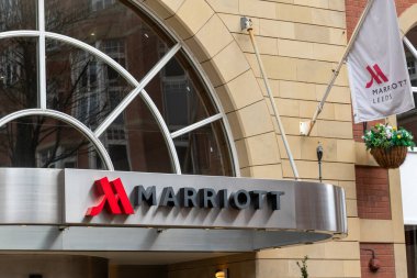 Marriott Leeds girişine yakın plan, tabela, mimari ve bir bayrak..