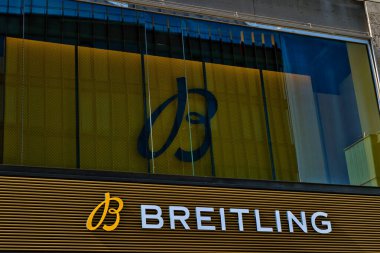 Marka logosu ve İngiltere 'nin Liverpool kentindeki binaların pencere yansıması olan Breitling mağazasının dış görüntüsü..