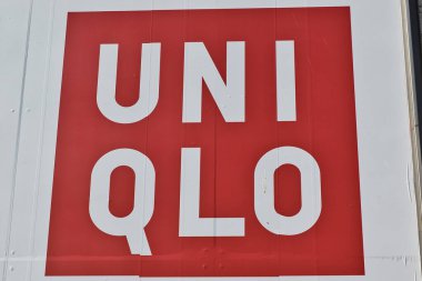Uniqlo logosuna yakın plan, kırmızı bir karede beyaz harflerle Liverpool, İngiltere 'de beyaz bir arkaplan..