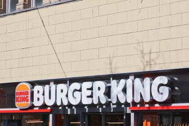 Liverpool, İngiltere 'de açık kahverengi tuğlalı bir duvara karşı logonun yer aldığı Burger King restoranının ön cephesinin yakın çekimi..