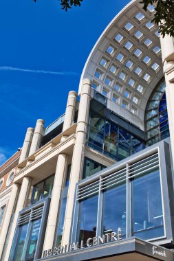 Bentall Center binasının alçak açılı görüntüsü, Kingston, İngiltere 'deki açık mavi gökyüzüne karşı mimari detaylarını gösteriyor..