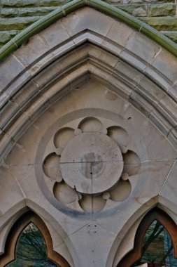Harrogate, Yorkshire, İngiltere 'de dairesel, çiçek desenli taştan yapılmış kemerli bir mimari elementin detaylı çekimi..