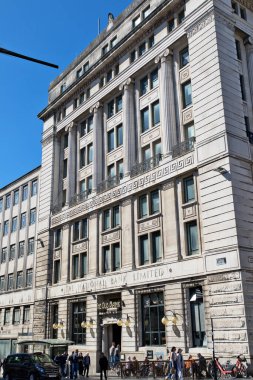 The Old Bank binasının dış görüntüsü, klasik mimari detaylarla dolu tarihi bir banka, şimdi Liverpool, İngiltere 'de açık oturaklı bir restoran..