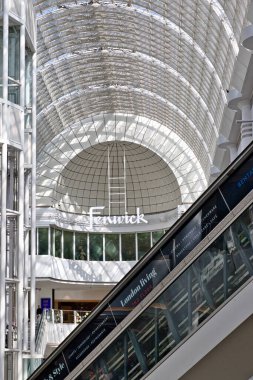 Kingston, İngiltere 'deki Bentall Center' daki bir Fenwick mağazasının tavan, yürüyen merdivenler, asansör boşluğu ve vitrinin yer aldığı bir alışveriş merkezinin iç çekimi..