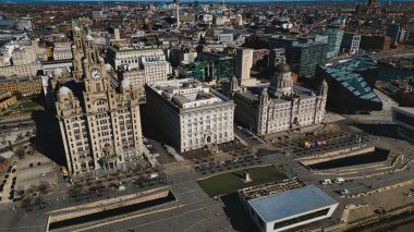 İngiltere 'nin Liverpool kentindeki Three Graces binalarının havadan görünüşü..