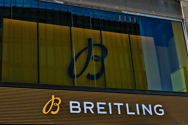 Marka logosu ve İngiltere 'nin Liverpool kentindeki binaların pencere yansıması olan Breitling mağazasının dış görüntüsü..