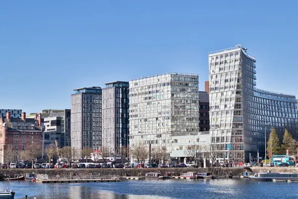 Açık mavi gökyüzünün altındaki modern yüksek binaların rıhtım manzarası. Tekneler Liverpool, İngiltere 'de rıhtıma yanaştı..
