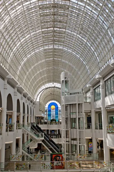 Yükseltilmiş cam tavanı, yürüyen merdivenleri ve Kingston, İngiltere 'deki Bentall Center' da saydam asansörü olan çok katlı bir alışveriş merkezinin iç manzarası..