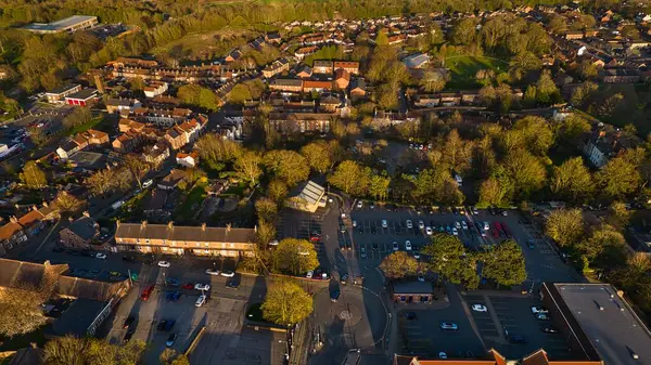Evlerin, ağaçların, park yerlerinin ve caddelerin olduğu küçük bir kasabanın hava manzarası. Ripon, İngiltere 'de altın saat aydınlatma.