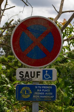 A layered parking sign with 