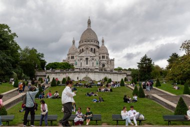 Fransa, Paris 'teki Sacre-Coeur Bazilikası, bulutlu bir günde aşağıdan turistlerle birlikte görüldü..