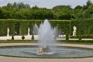 Versailles Gardens, Paris 'te çitleri, heykelleri ve çakıl yolları olan resmi bir bahçeye su püskürten altın heykellerle dolu bir çeşme..