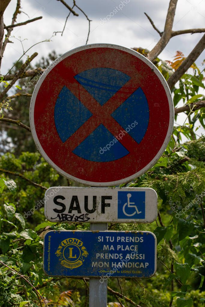A layered parking sign with 