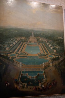 Büyük bir sarayın, bahçelerin, çeşmelerin, yolların ve insanların Paris 'teki Versailles Sarayı' ndaki at arabalarının havadan görünüşünü resmediyordu..