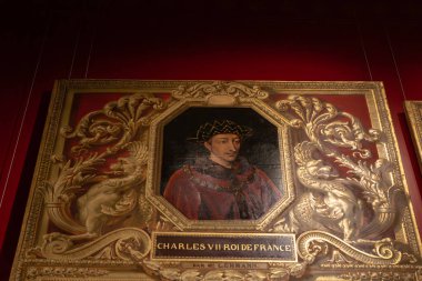 Fransa Kralı VII. Charles 'ın Paris' teki Versailles Sarayı 'nda kırmızı bir duvara karşı süslü altın çerçeveli resmi..