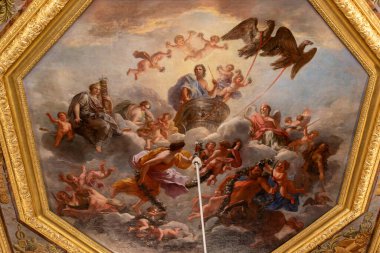 Boyanmış tavan mitolojik figürler, putti ve kartalların girdaplı bir kompozisyonda resmedilmiş, Paris 'teki Versailles Sarayı' nda süslü bir altın sınır tarafından çerçevelenmiş..
