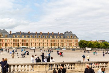 Versay Sarayı 'na yüksek bir perspektiften bakıldığında, avluda turistler yaşıyor..