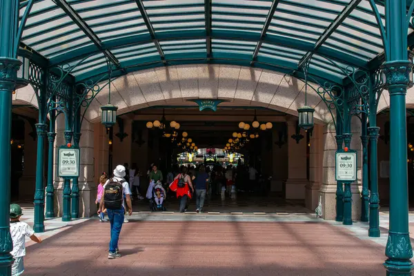 Kızarmış patates kızartması üzerine kızarmış karides, sotelenmiş soğan, dolmalık biber ve domates, üzerinde balık ve patates kızartması ile servis edilir..